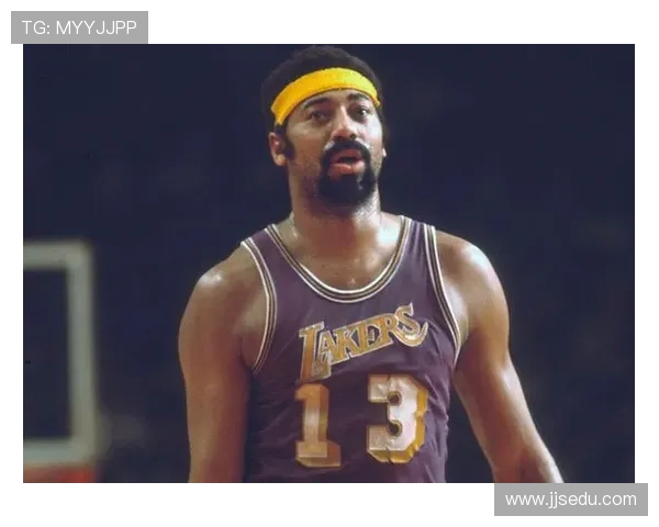 威尔特·张伯伦:篮球传奇背后的巨大身影与无尽纪录 威尔特·张伯伦:篮球传奇背后的巨大身影与无尽纪录