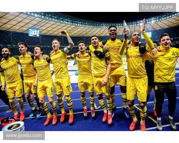 多特蒙德足球俱乐部发展历程与球队文化探析 多特蒙德足球俱乐部发展历程与球队文化探析