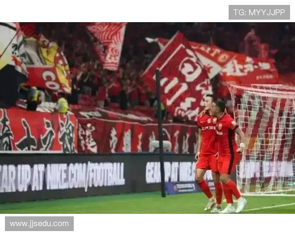 上海海港迎战劲敌,力争新赛季开局胜利,球迷热盼精彩对决 上海海港迎战劲敌,力争新赛季开局胜利,球迷热盼精彩对决