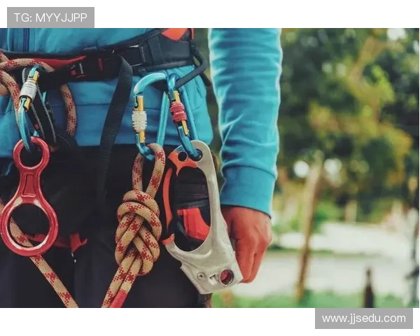 深圳攀岩队的防反策略解析与攀岩热点的深度探讨 深圳攀岩队的防反策略解析与攀岩热点的深度探讨