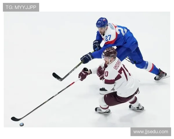 墨尔德与雷克雅的激烈对决揭示了冰球战术的博弈与球员的拼搏精神